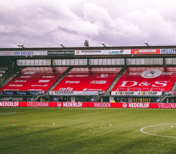 TERUGKOMEN OP Z'N SPARTAANS. 