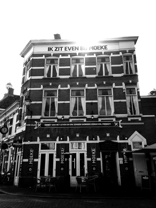 MOEKE HOUDT NIET VAN OPSCHEPPEN. 